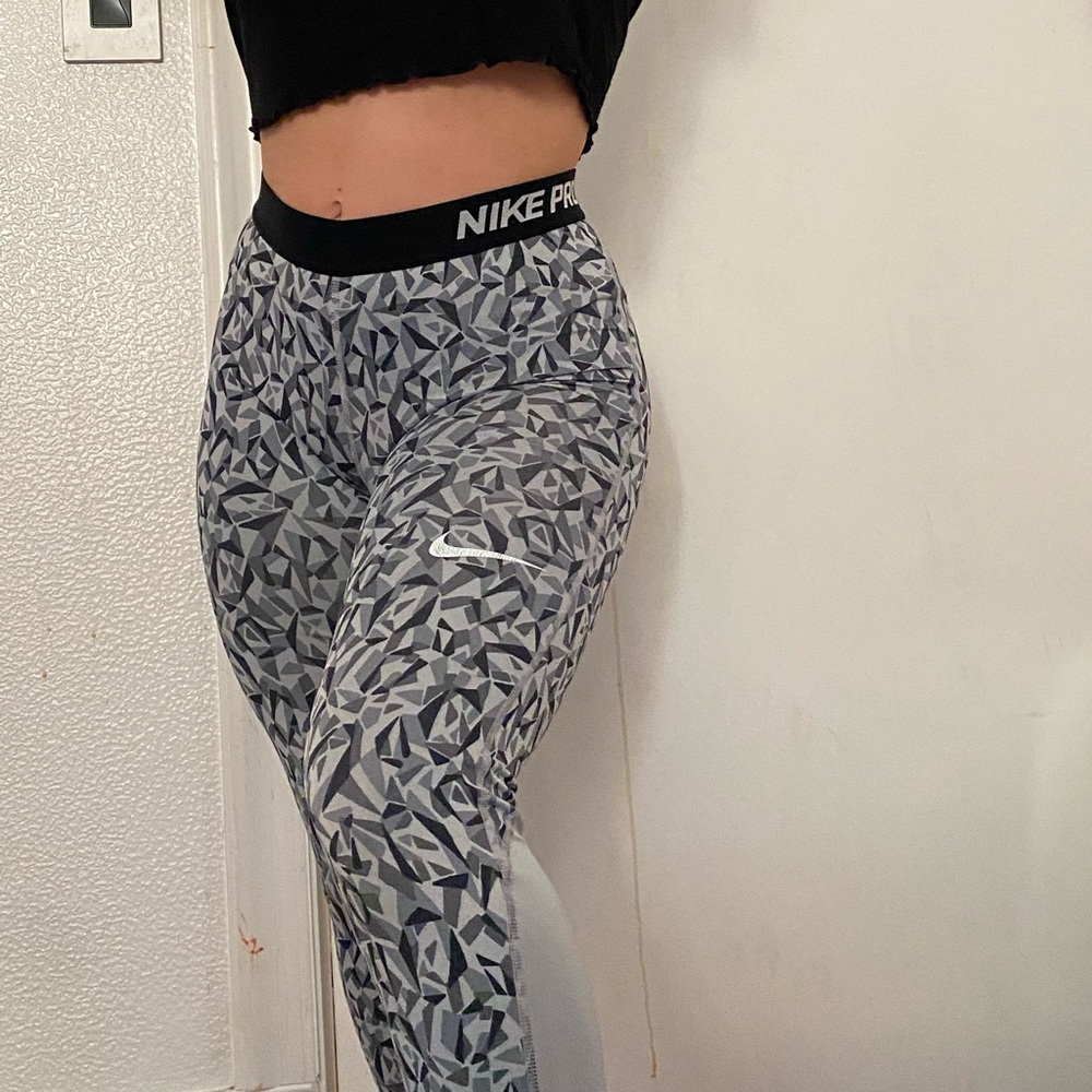 Nike Pro Mesh Crop Leggings / Capris